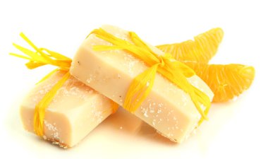 doğal el yapımı Sabun ve turuncu, beyaz izole