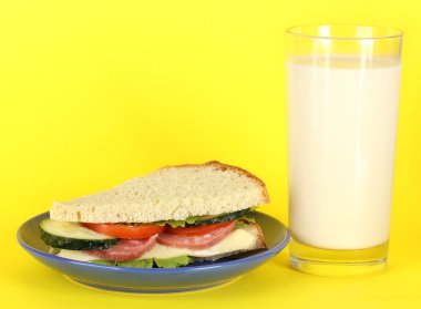 Sarı zemin üzerine süt ile plaka üzerinde sandviç