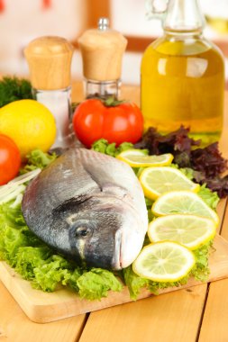 doğrama kurulu limon ve sebzeler üzerinde ahşap masa üzerinde taze dorado