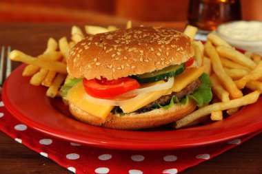 patates kızartması ve parlak zemin üzerine soğuk içecek ile lezzetli peynirli burger