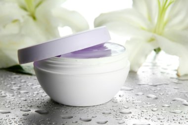 kozmetik krem ve güzel zambak, kapat