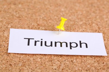 cork board üzerinde kelime triumph ile kağıt üzerinde itme