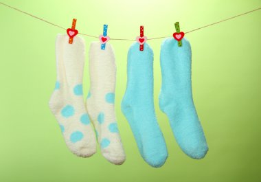 renkli çorap clothesline, renkli arka plan üzerinde asılı