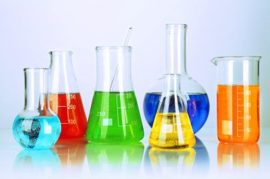 test tüpleri ile üzerine beyaz izole renkli sıvı