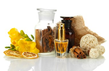 maddeler üzerinde beyaz izole parfüm şişeleri