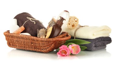 Kozmetik Şişeler ve üzerinde beyaz izole sabun sepeti,