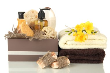 Kozmetik Şişeler ve üzerinde beyaz izole sabun sandık,