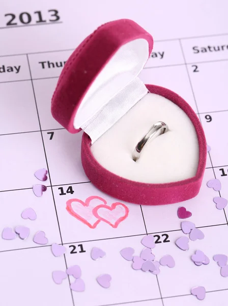 Toelichting op de agenda (valentines dag) en de trouwring, close-up — Stockfoto