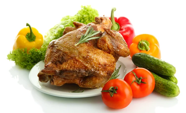 Smakelijke geheel gebraden kip op de plaat met groenten, geïsoleerd op wit — Stockfoto