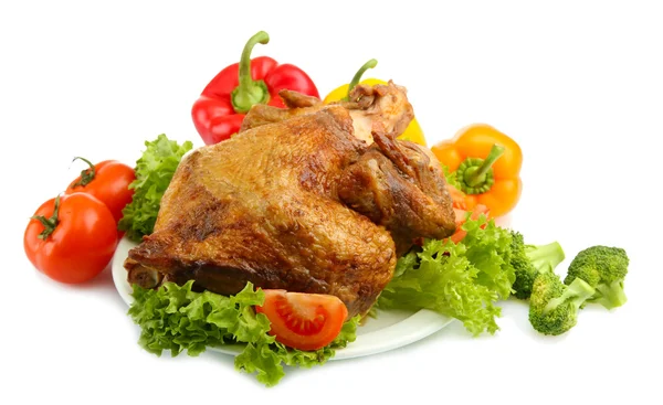 与蔬菜，孤立在白色的板上美味整个烤的鸡 — 图库照片