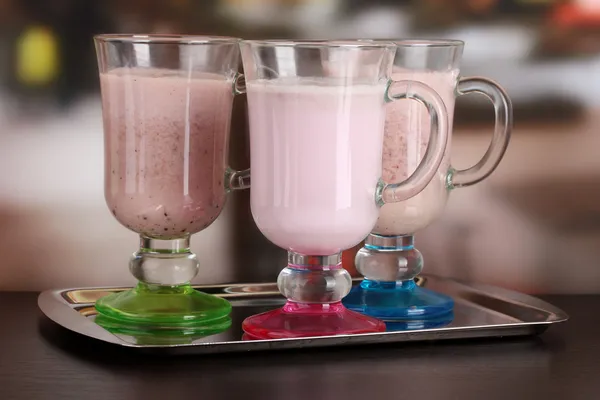 Los cocteles de crema a la mesa en la cafetería — Foto de Stock