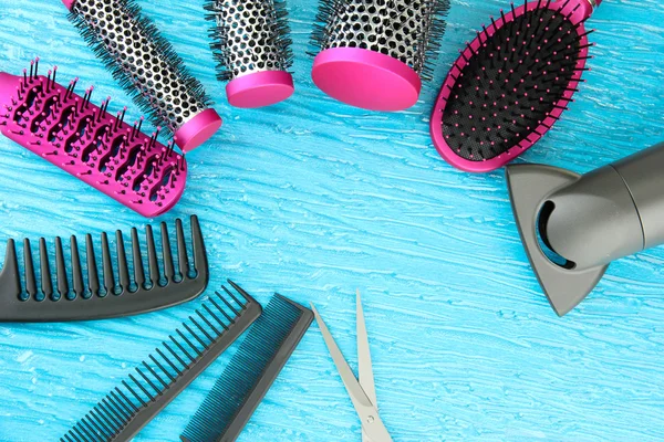 Escovas de pente, secador de cabelo e tesouras de corte, sobre fundo de cor — Fotografia de Stock