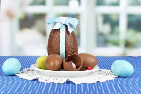 Pencere arka plan üzerinde yumurta Paskalya ve çikolata bileşimi — Stok fotoğraf