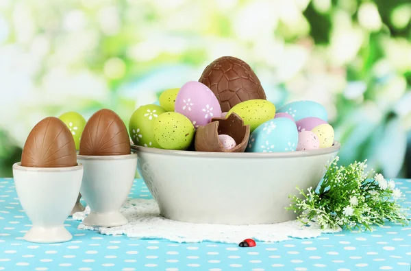 Doğal zemin üzerine yumurta Paskalya ve çikolata bileşimi — Stok fotoğraf