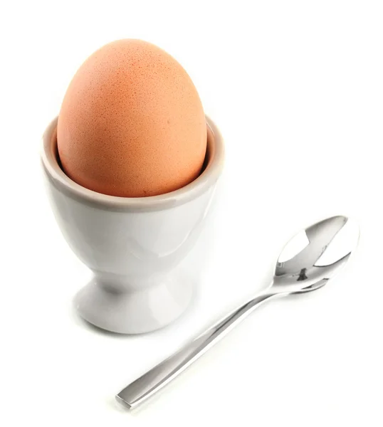 Целое варёное яйцо в яичной чашке, изолированное на белом — стоковое фото
