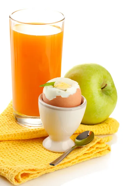 Leichtes Frühstück mit gekochtem Ei und einem Glas Saft, isoliert auf weiß — Stockfoto