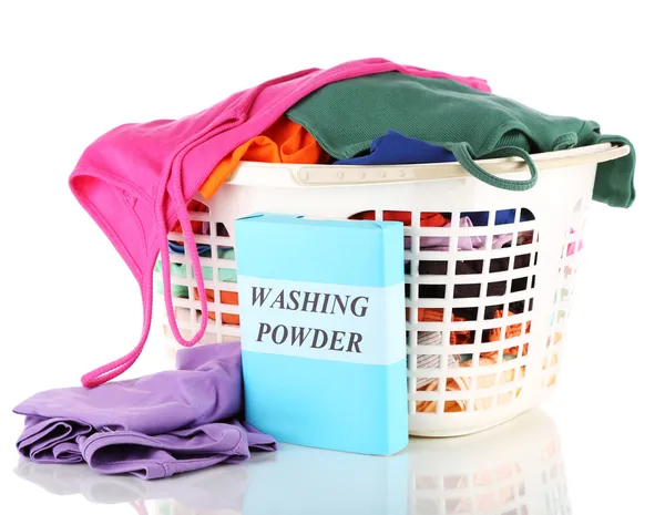 Vêtements avec poudre à laver dans un panier en plastique isolé sur blanc — Photo