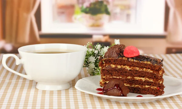 Cup of tea and delicious cake on window background — Stock Photo, Image