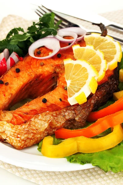 Apetyczny łosoś z grilla z cytryny i warzywa z bliska — Zdjęcie stockowe