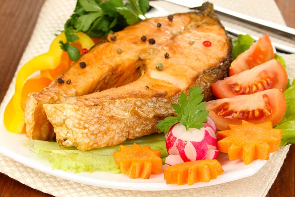 iştah açıcı ızgara somon ile sebze yakın çekim