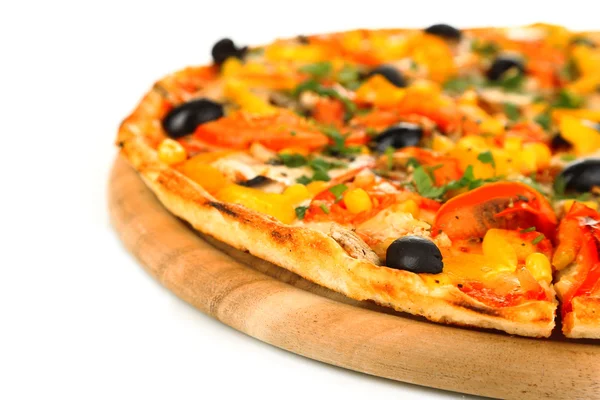 Smakelijke pizza met groenten, kip en olijven geïsoleerd op wit — Stockfoto