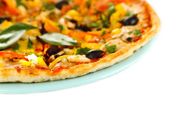 Pizza savoureuse aux légumes, poulet et olives isolés sur blanc — Photo