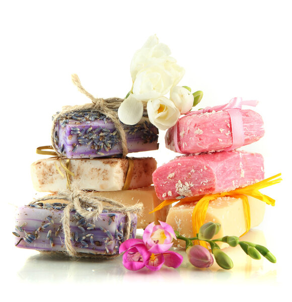 Естественное мыло ручной работы, изолированное на белом
