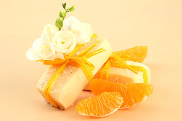 Натуральные фрукты ручной работы мыло, на бежевом фоне — стоковое фото