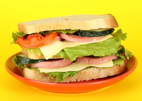 Sandwich auf Teller auf gelbem Hintergrund — Stockfoto