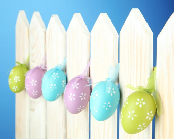Arte Fondo de Pascua con huevos colgando de la cerca —  Fotos de Stock