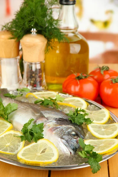 Ikan segar dorado di atas nampan dengan lemon dan peterseli di atas meja kayu — Stok Foto