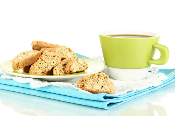 Aromatiske kjeks med cantuccini og kaffekopp isolert på hvitt – stockfoto