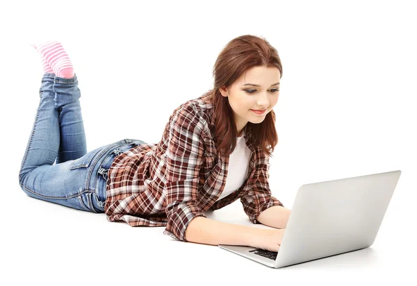 Mulher bonita com laptop isolado no branco — Fotografia de Stock