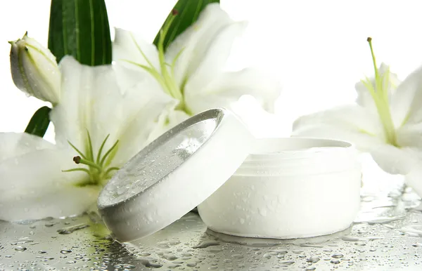 Cosmetische crème en mooie lily, close-up — Stockfoto