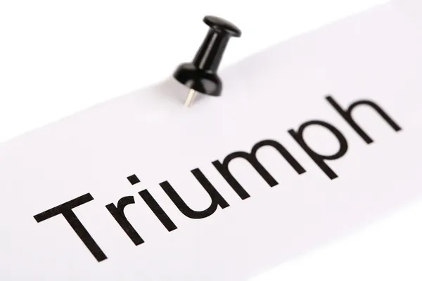 Push pins op papier met woord triomf geschreven op het geïsoleerd op wit — Stockfoto