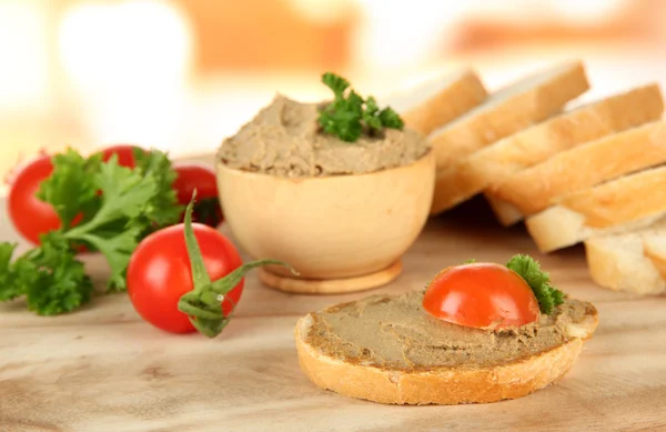 Composition de pâté frais, tomates et pain, sur fond lumineux — Photo