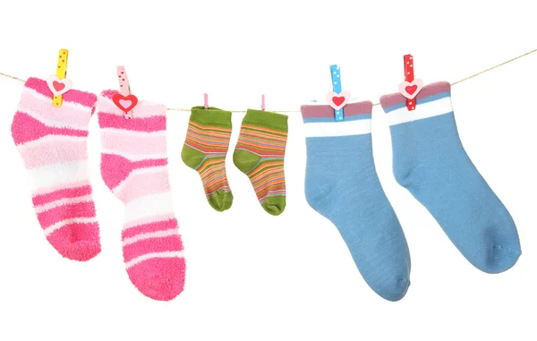 Разноцветные носки, висящие на веревке, изолированные на белом — стоковое фото