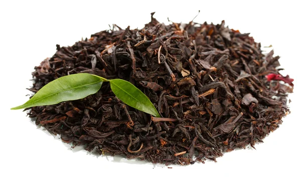 Trockener schwarzer Tee mit grünen Blättern, isoliert auf weißem — Stockfoto