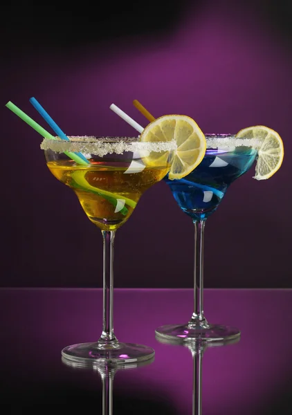 Gult och blått cocktails i glas på färgbakgrund — Stockfoto