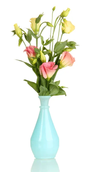 Buquê de flores de eustoma em vaso isolado em branco — Fotografia de Stock