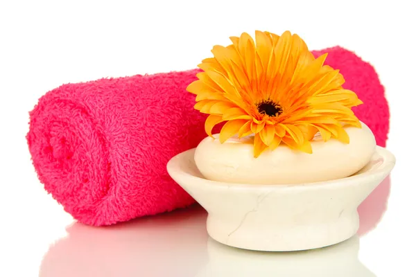 Toalla rosa enrollada, barra de jabón y hermosa flor aislada en blanco — Foto de Stock