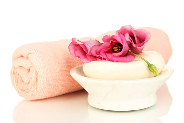Gerolltes rosa Handtuch, Seifenblase und schöne Blume isoliert auf weiß — Stockfoto