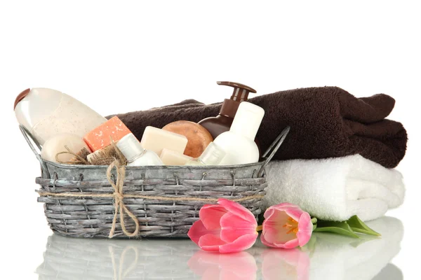 Composición de botellas de cosméticos y jabón en cesta, aislado en blanco —  Fotos de Stock