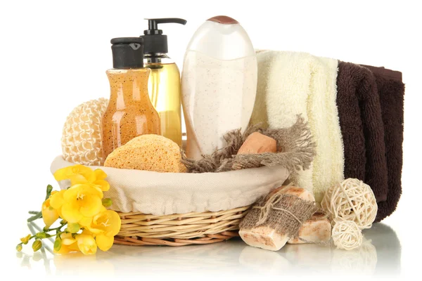 Composition des flacons cosmétiques et savon dans le panier, isolé sur blanc — Photo