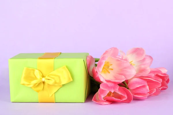 Розовые тюльпаны и подарочная коробка, на цветном фоне — стоковое фото