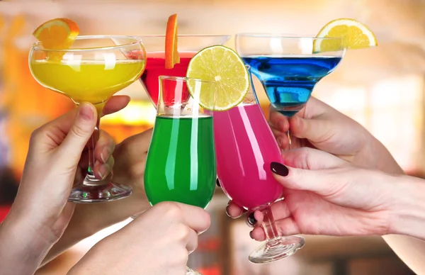 Cocktails i händerna i café — Stockfoto
