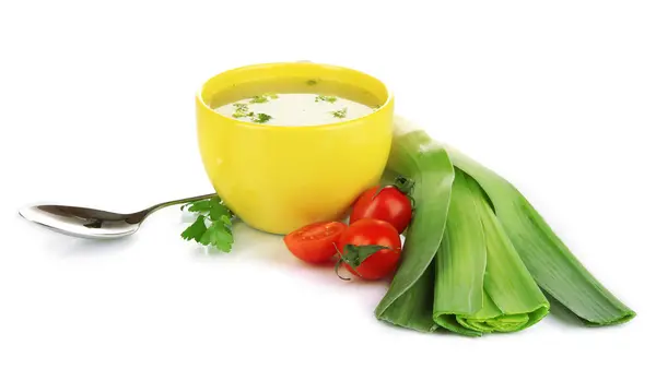 Dietní polévka se zeleninou v šálku izolované na bílém — Stock fotografie