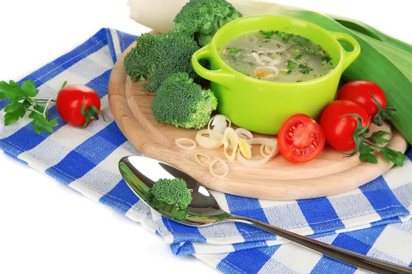Dietní polévka se zeleninou v pánvi izolovaných na bílém — Stock fotografie
