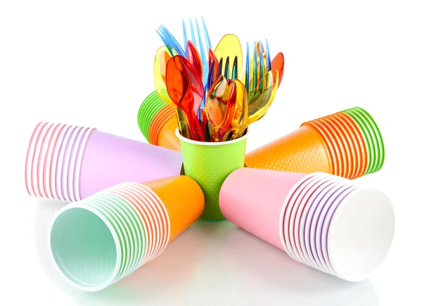 Tazze, cucchiai e forchette di diverso colore isolati su bianco — Foto Stock