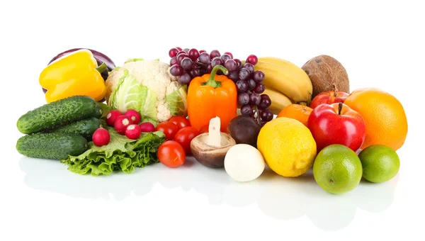 Frutas e legumes diferentes isolados em branco — Fotografia de Stock